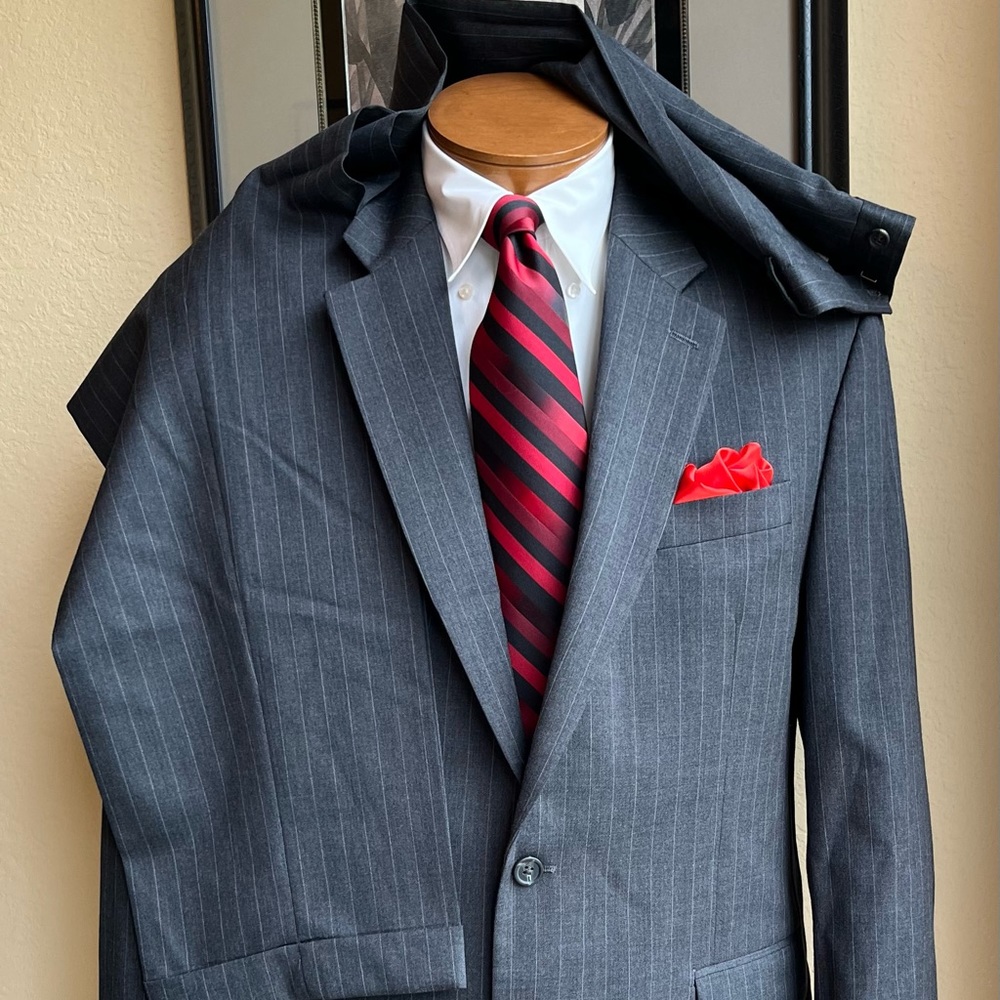CHAPS Ralph Lauren 2 Pc Medium Weight Gray Pinstripe Suit 44L Slacks W36” L33”